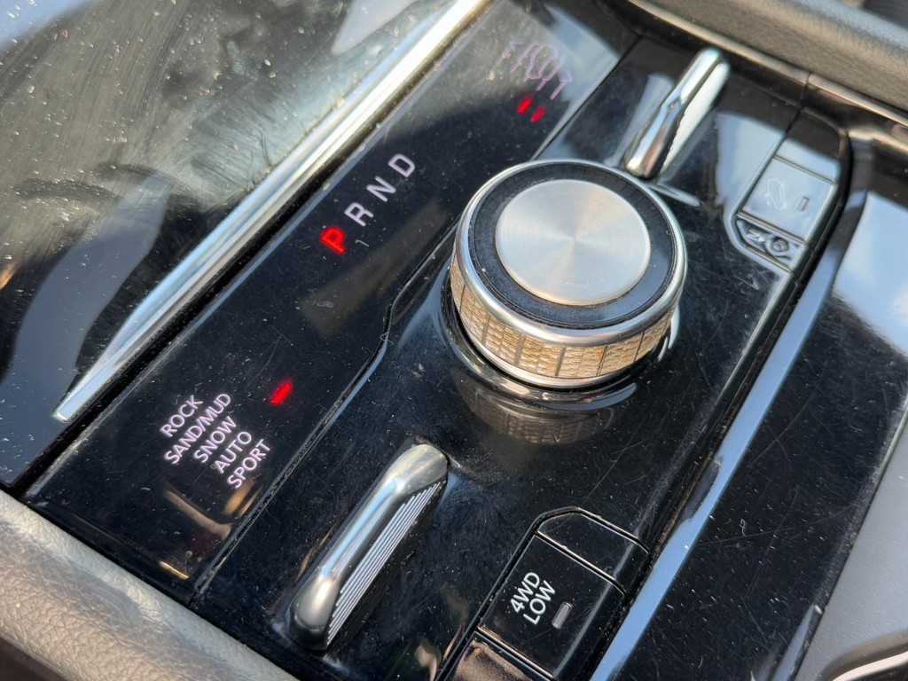 Jeep Grand Cherokee L Vehicle Full-screen Gallery Image 23