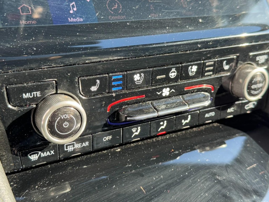 Jeep Grand Cherokee L Vehicle Full-screen Gallery Image 24