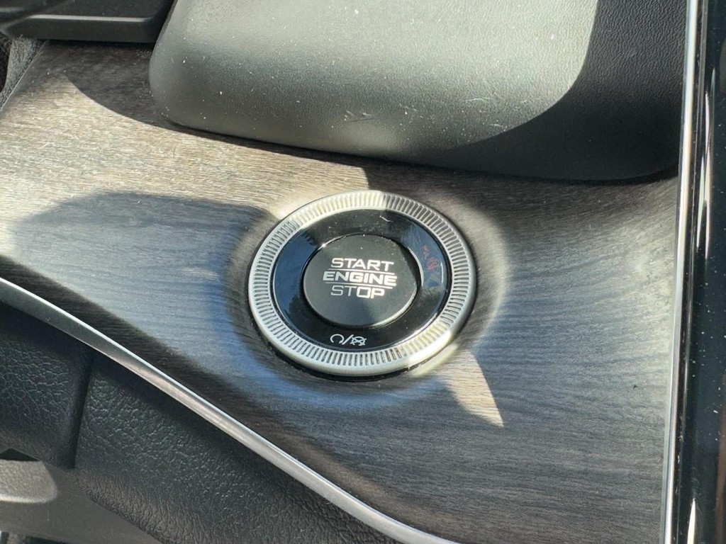 Jeep Grand Cherokee L Vehicle Full-screen Gallery Image 25