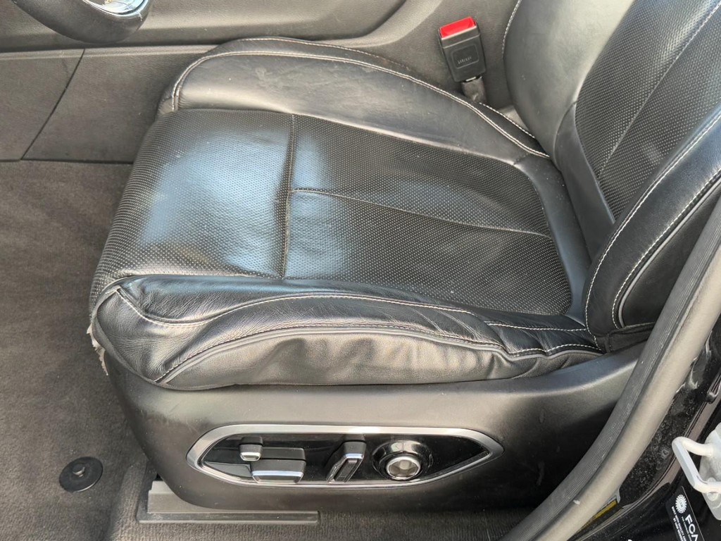 Jeep Grand Cherokee L Vehicle Full-screen Gallery Image 30