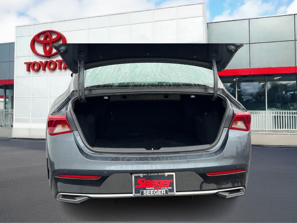 Kia K5 Vehicle Full-screen Gallery Image 09