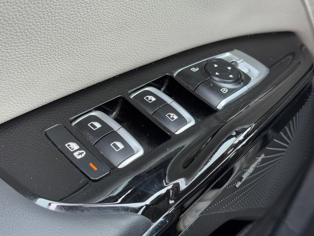 Kia K5 Vehicle Full-screen Gallery Image 25