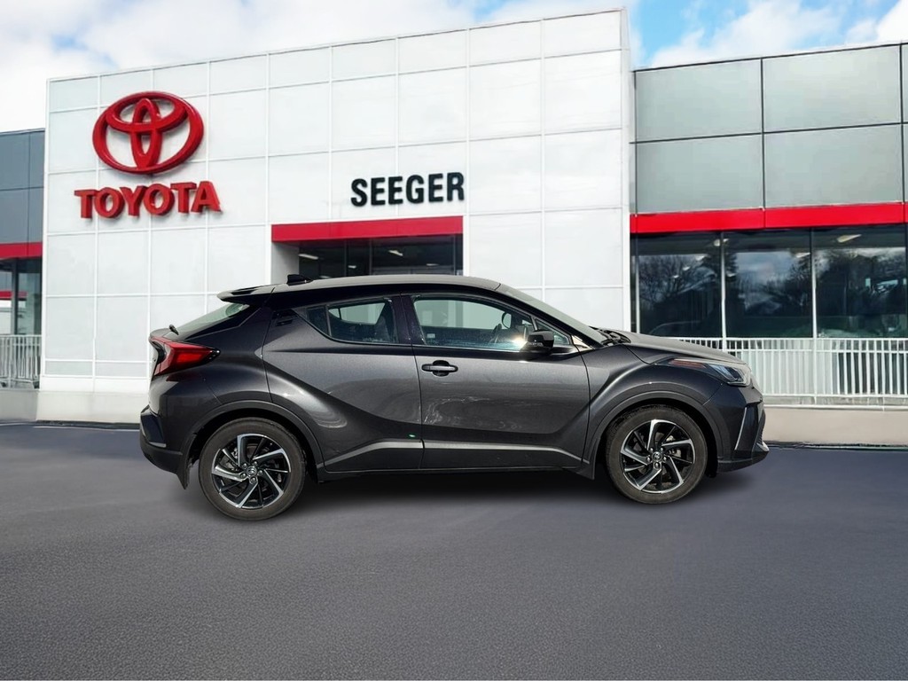 Toyota C-HR Vehicle Full-screen Gallery Image 02