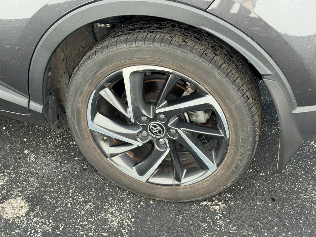 Toyota C-HR Vehicle Full-screen Gallery Image 05