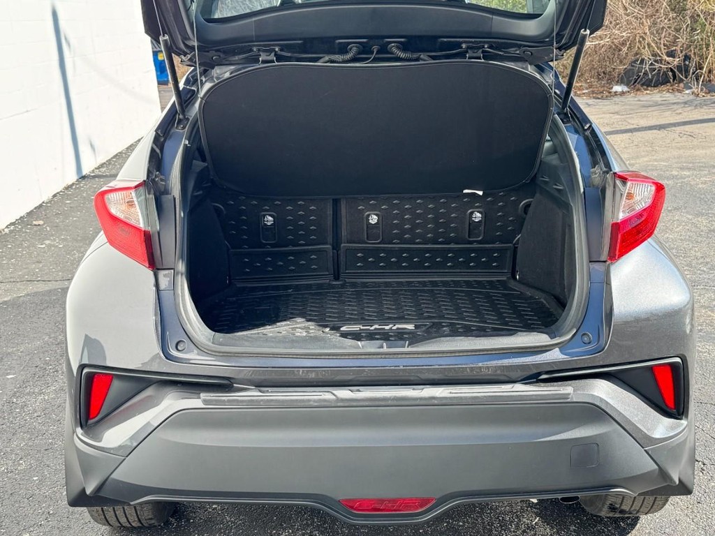 Toyota C-HR Vehicle Full-screen Gallery Image 09