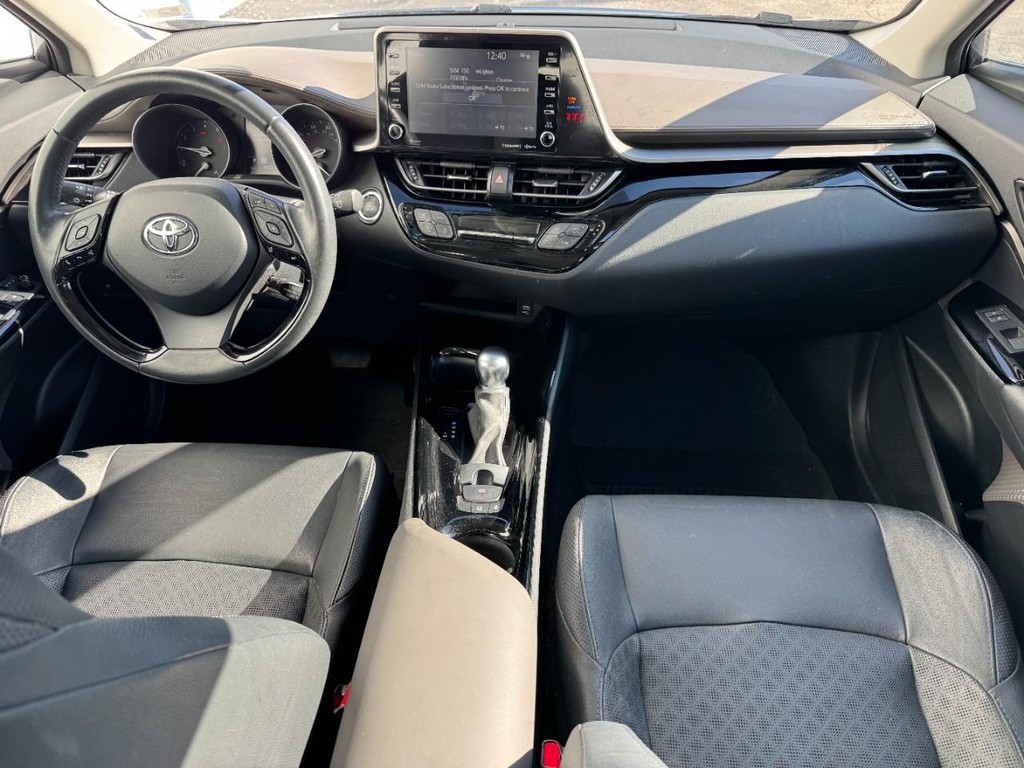 Toyota C-HR Vehicle Full-screen Gallery Image 11