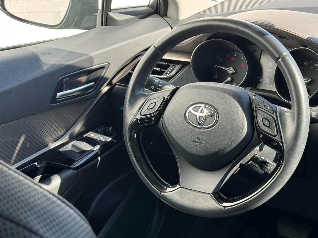 Toyota C-HR Vehicle Full-screen Gallery Image 12