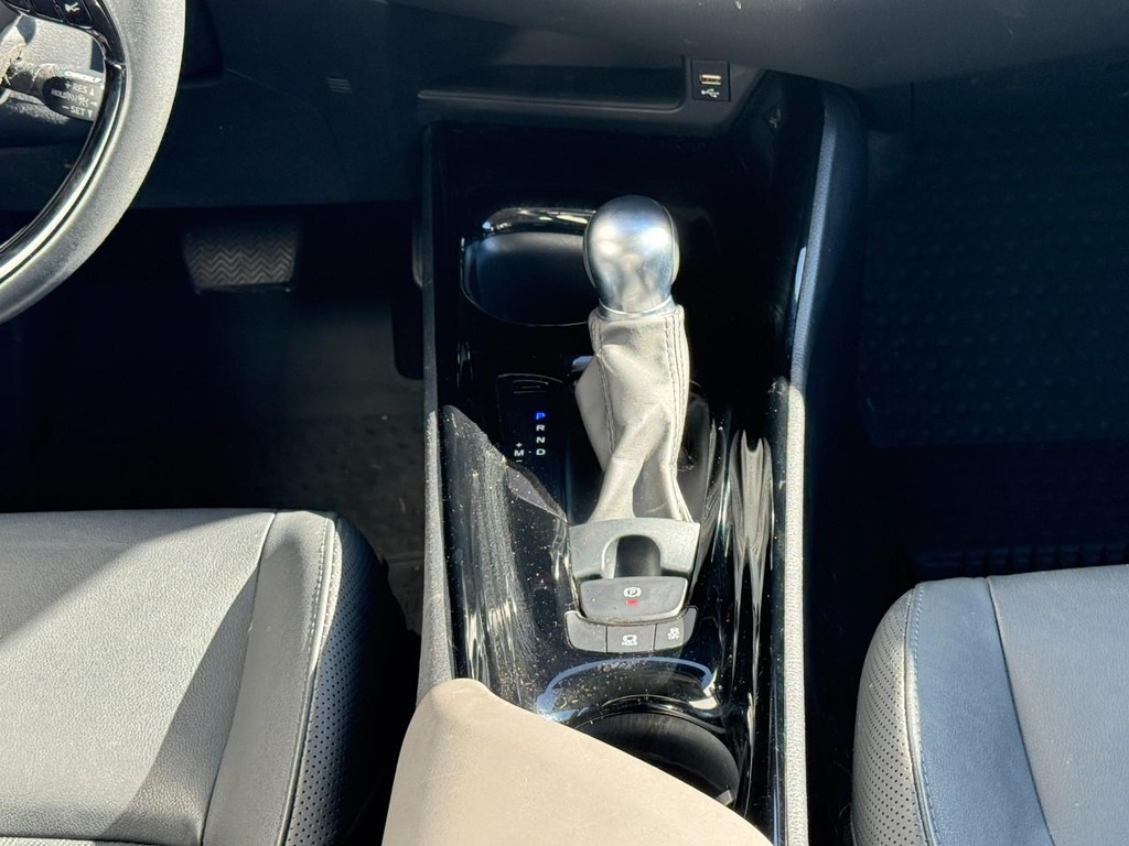 Toyota C-HR Vehicle Full-screen Gallery Image 14