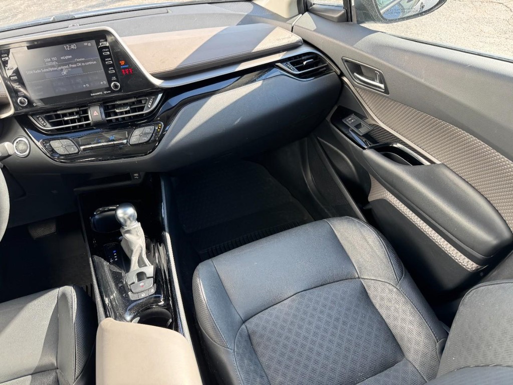 Toyota C-HR Vehicle Full-screen Gallery Image 15