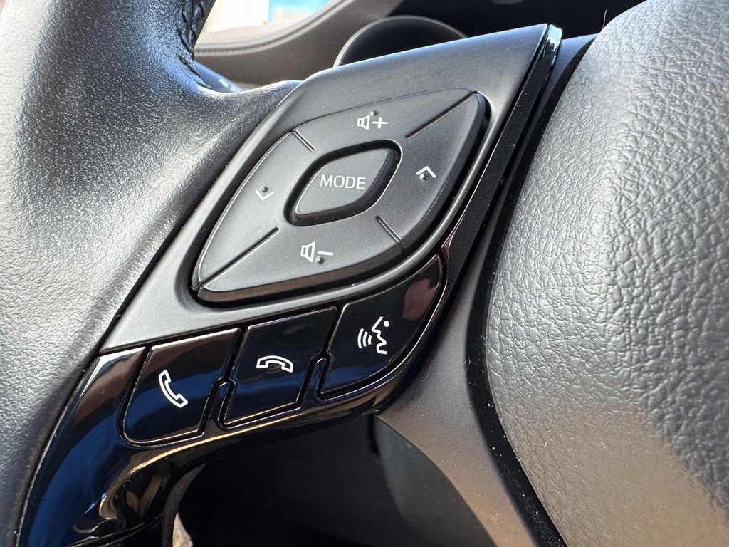 Toyota C-HR Vehicle Full-screen Gallery Image 16