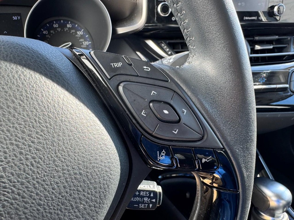 Toyota C-HR Vehicle Full-screen Gallery Image 17