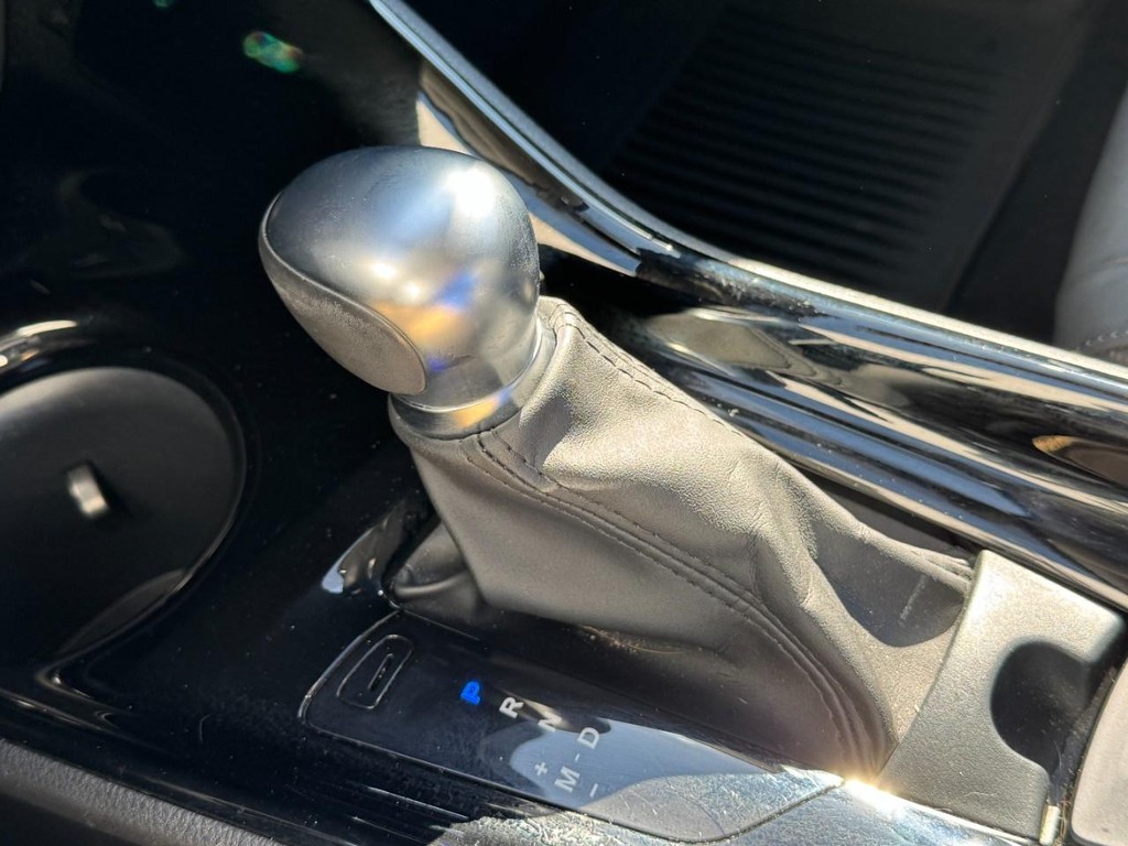 Toyota C-HR Vehicle Full-screen Gallery Image 19