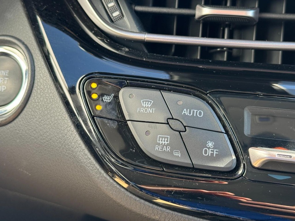 Toyota C-HR Vehicle Full-screen Gallery Image 20