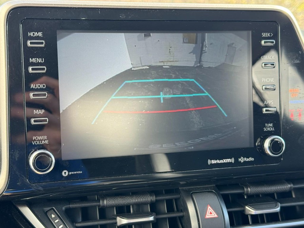 Toyota C-HR Vehicle Full-screen Gallery Image 21