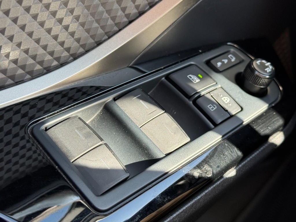 Toyota C-HR Vehicle Full-screen Gallery Image 22