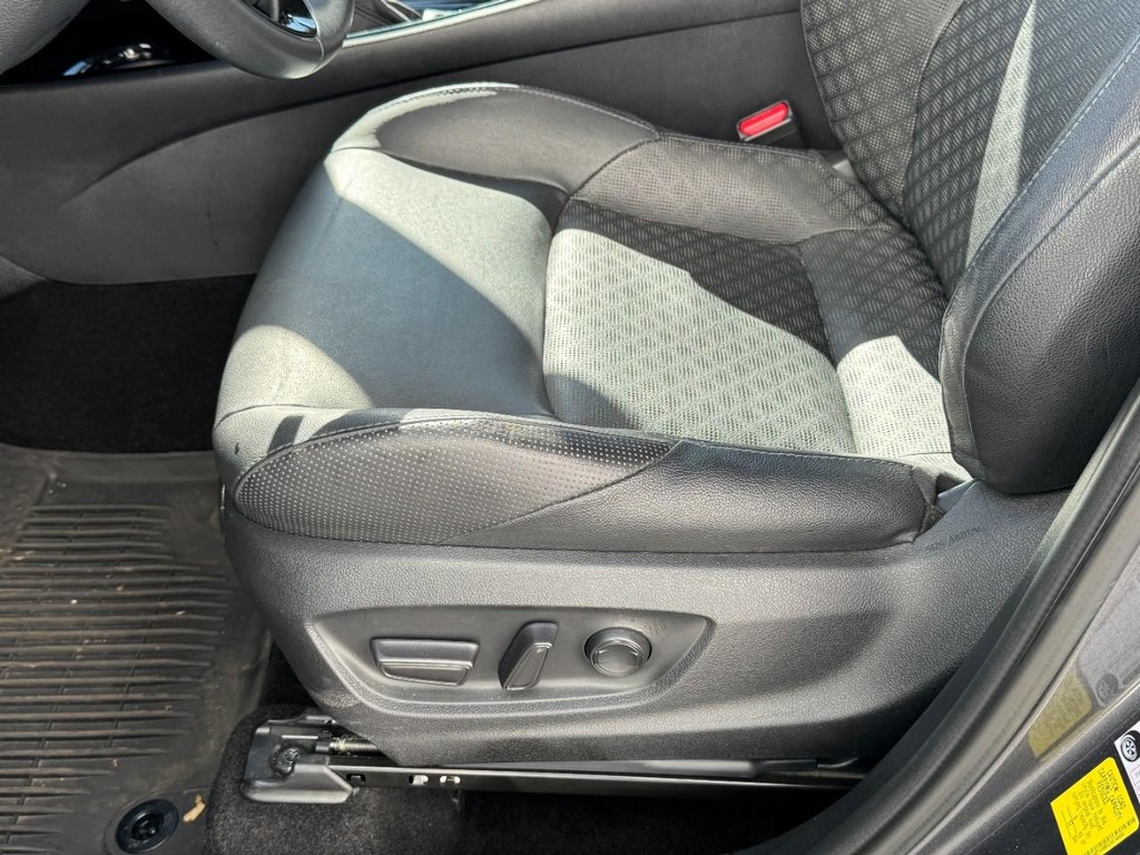 Toyota C-HR Vehicle Full-screen Gallery Image 23