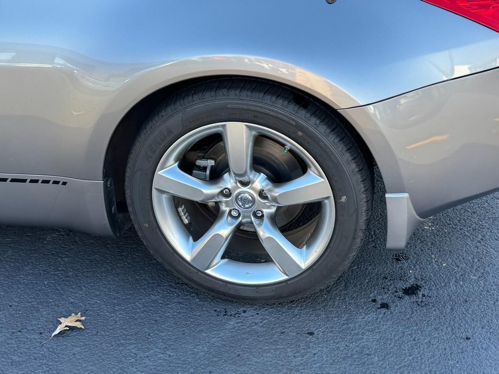 Nissan 350Z Vehicle Full-screen Gallery Image 05