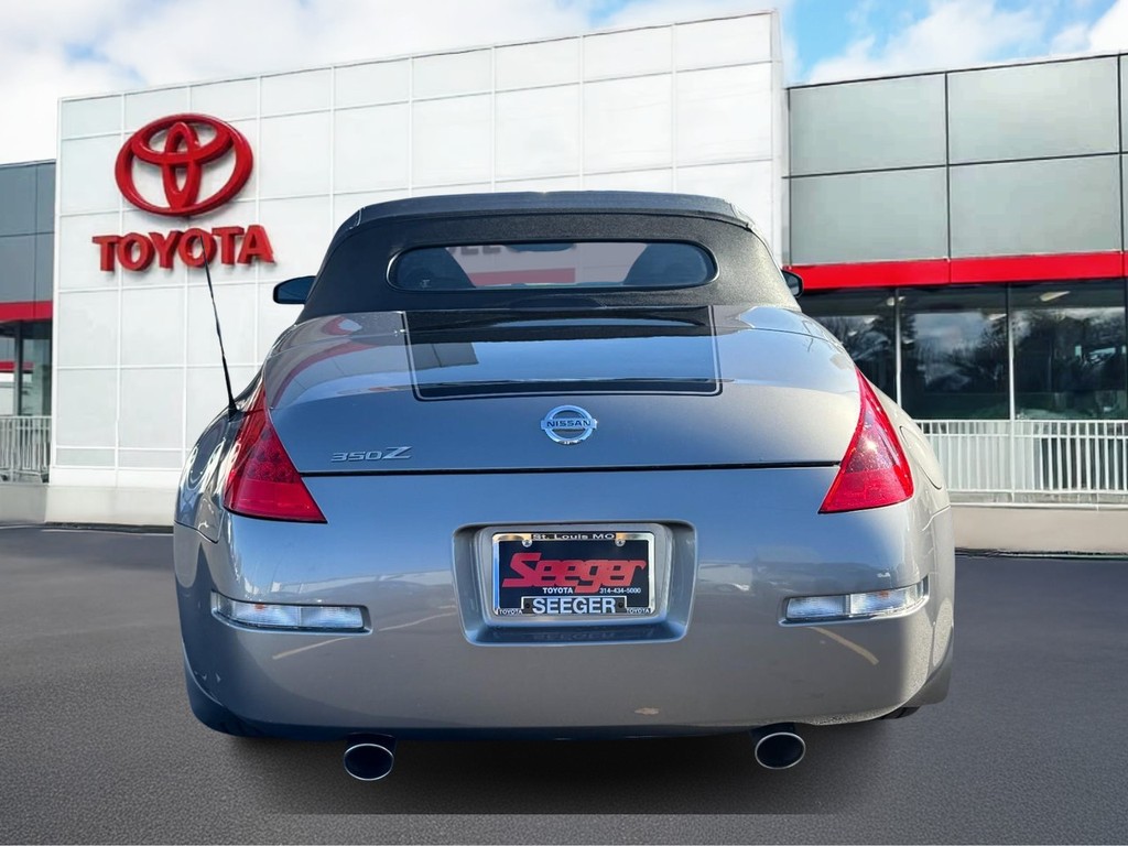 Nissan 350Z Vehicle Full-screen Gallery Image 08