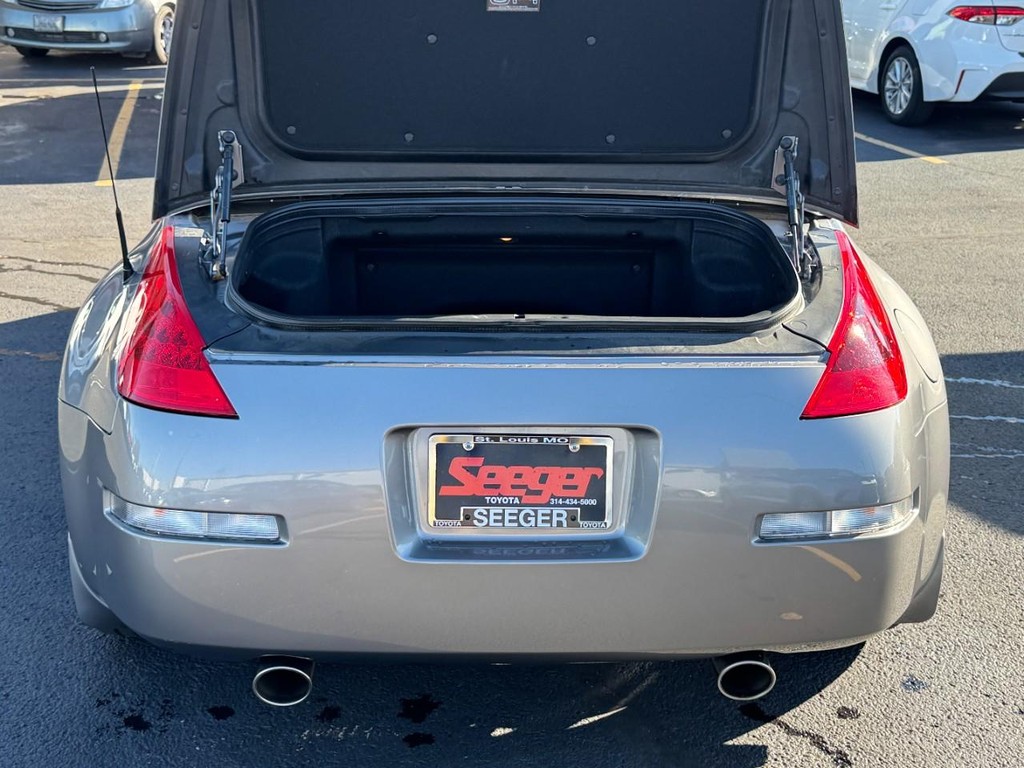 Nissan 350Z Vehicle Full-screen Gallery Image 09