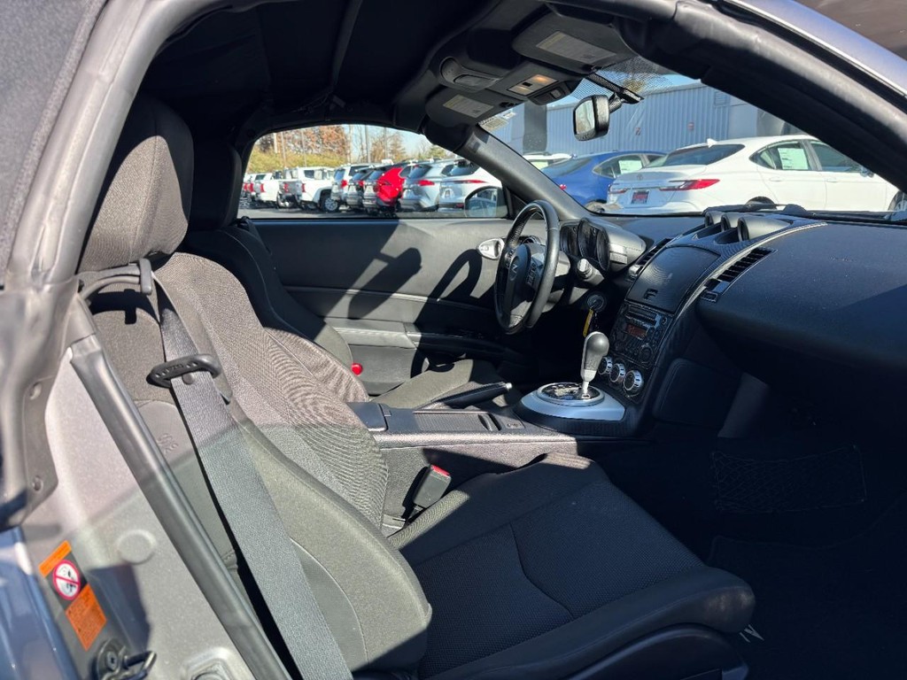 Nissan 350Z Vehicle Full-screen Gallery Image 10