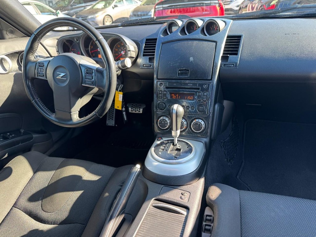 Nissan 350Z Vehicle Full-screen Gallery Image 11