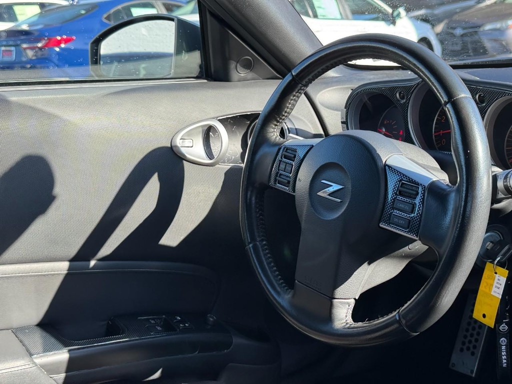 Nissan 350Z Vehicle Full-screen Gallery Image 12