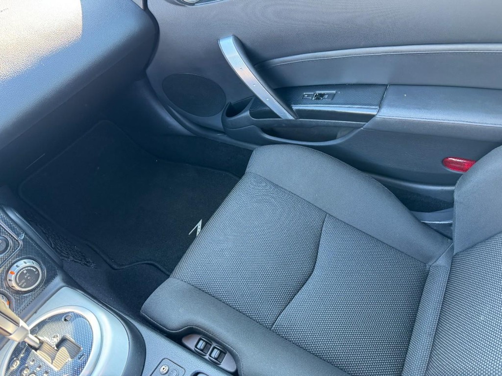 Nissan 350Z Vehicle Full-screen Gallery Image 15