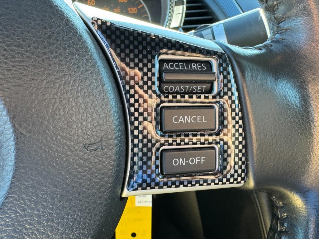 Nissan 350Z Vehicle Full-screen Gallery Image 17