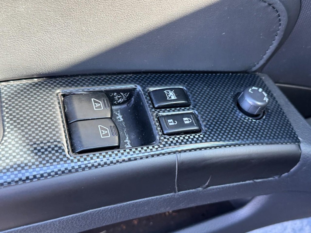 Nissan 350Z Vehicle Full-screen Gallery Image 21