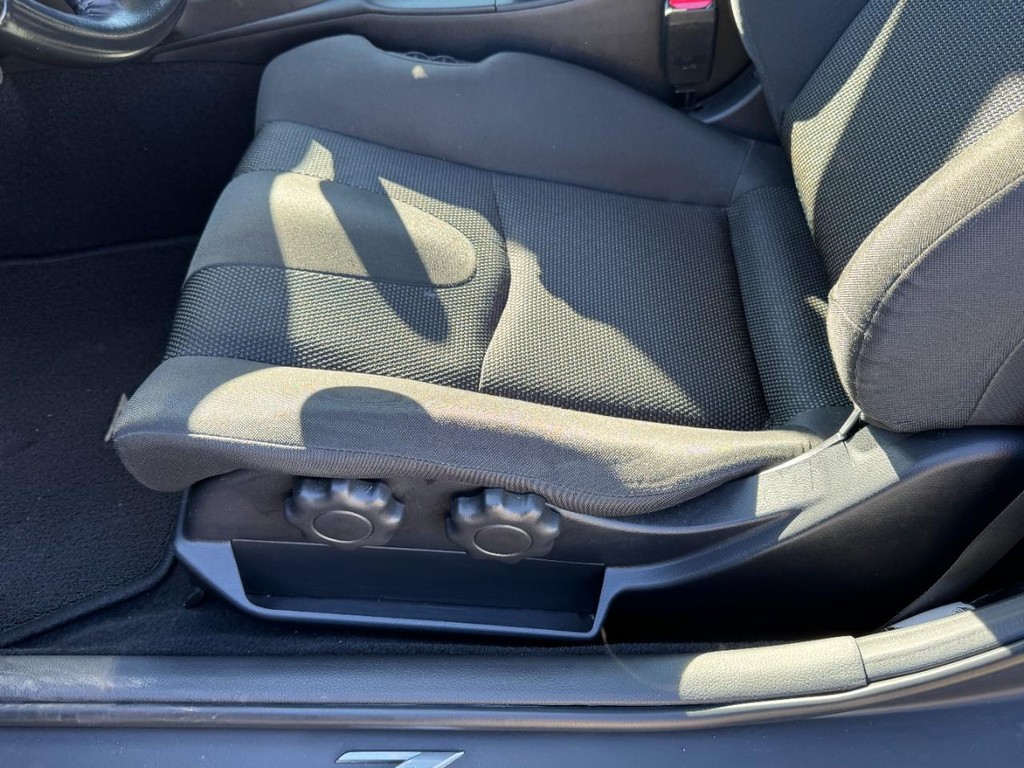 Nissan 350Z Vehicle Full-screen Gallery Image 22