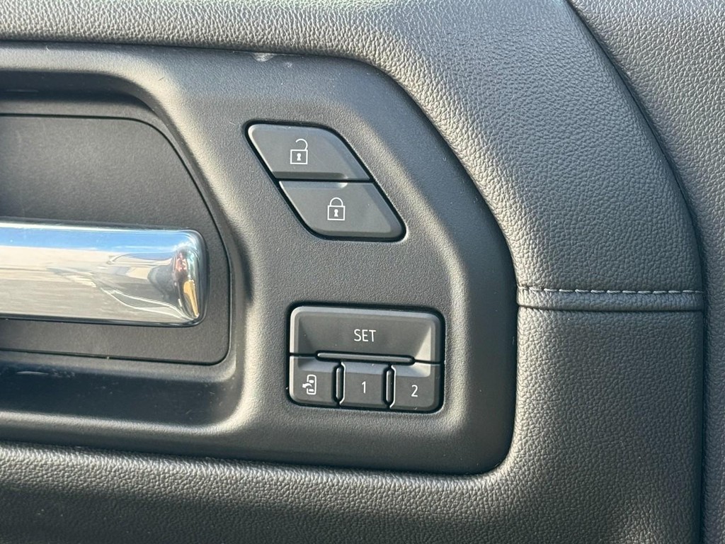 GMC Sierra 1500 Vehicle Full-screen Gallery Image 16