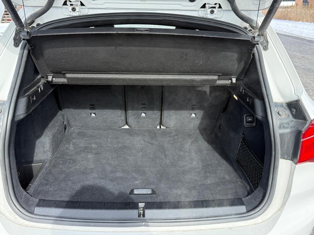 BMW X1 Vehicle Full-screen Gallery Image 04