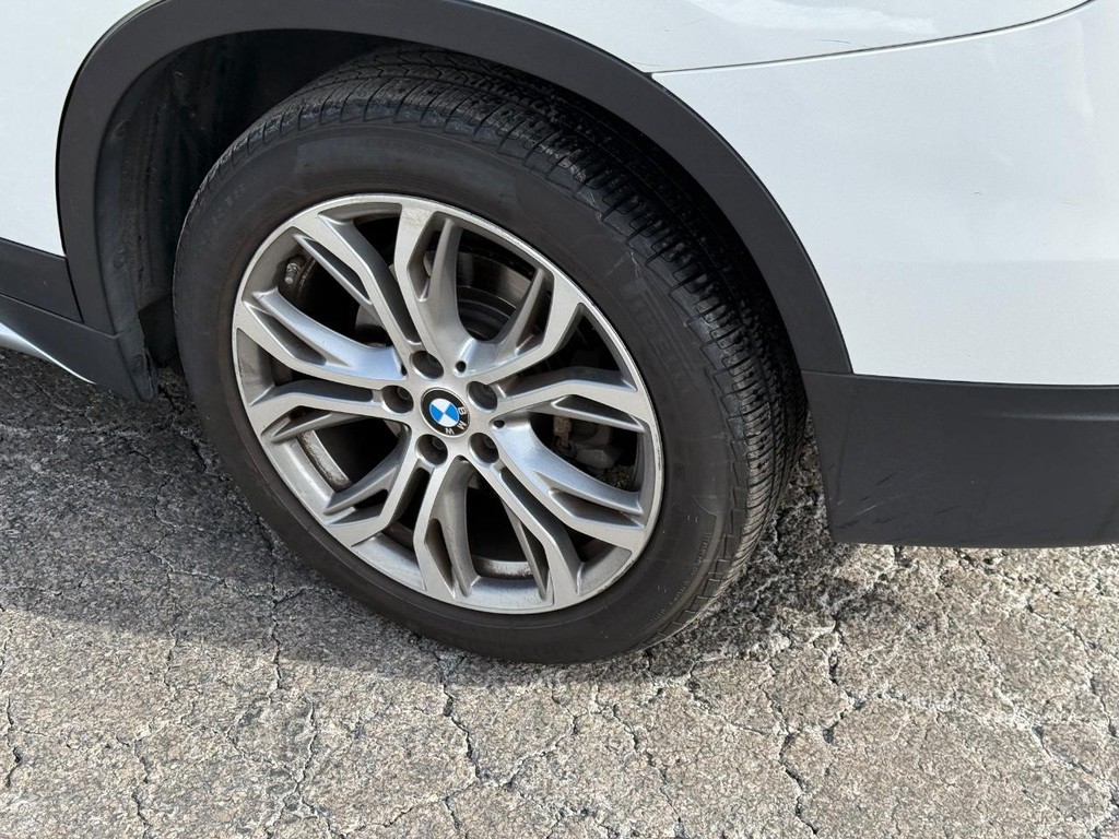 BMW X1 Vehicle Full-screen Gallery Image 07