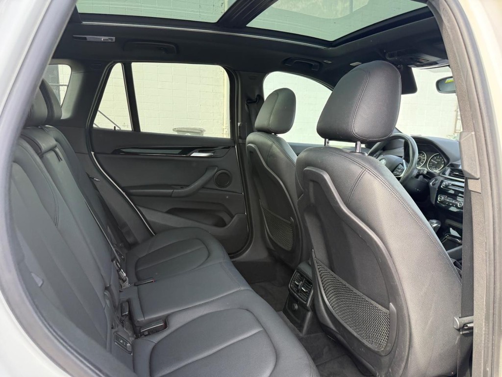 BMW X1 Vehicle Full-screen Gallery Image 10