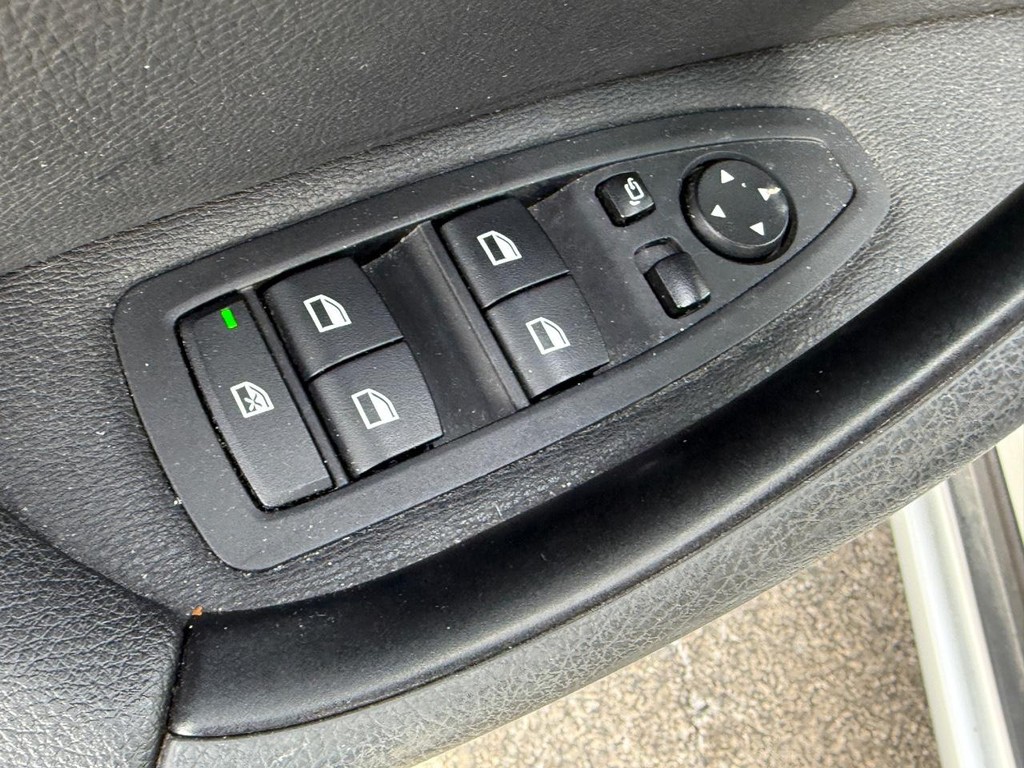 BMW X1 Vehicle Full-screen Gallery Image 14