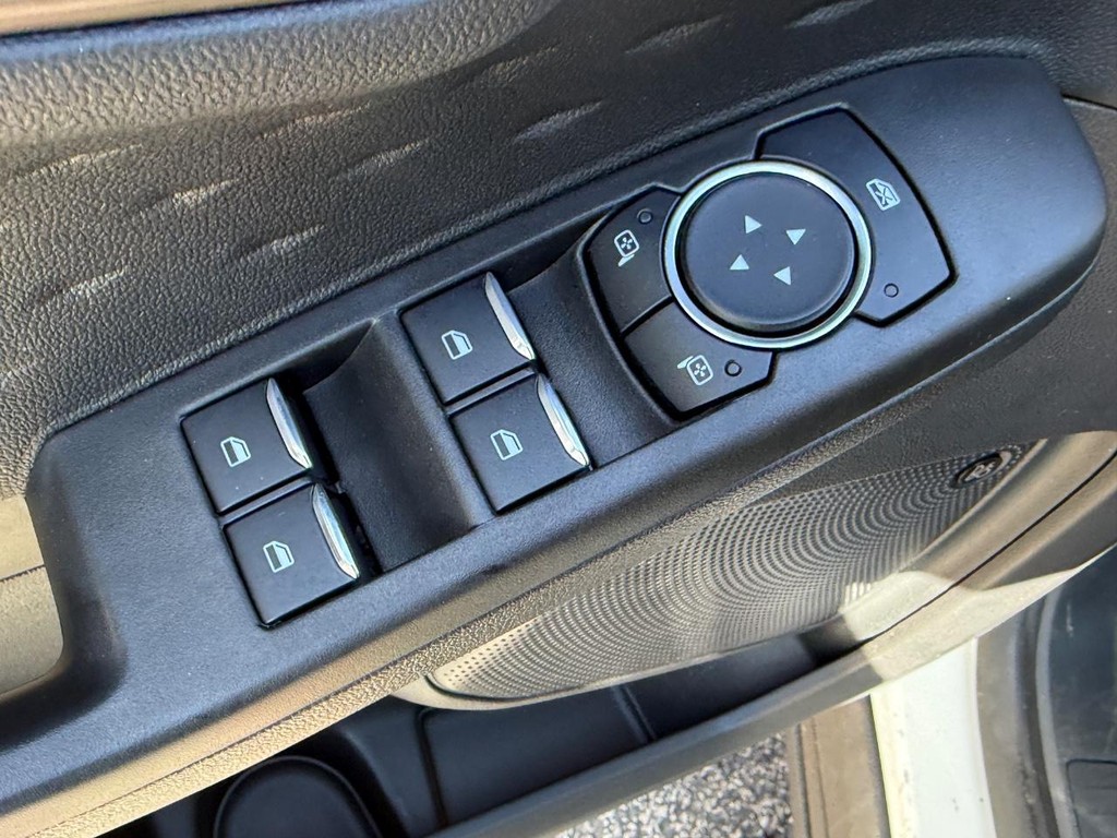 Ford Escape Vehicle Full-screen Gallery Image 16