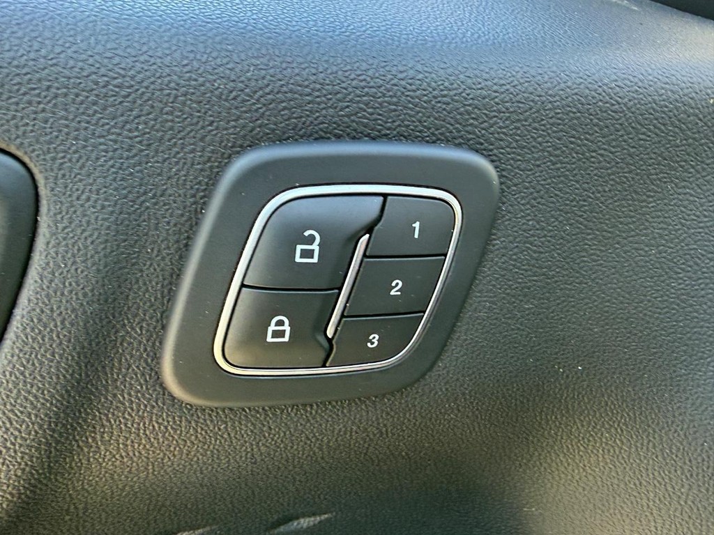 Ford Escape Vehicle Full-screen Gallery Image 17