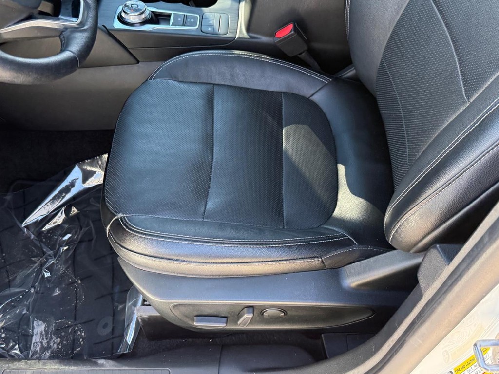 Ford Escape Vehicle Full-screen Gallery Image 18