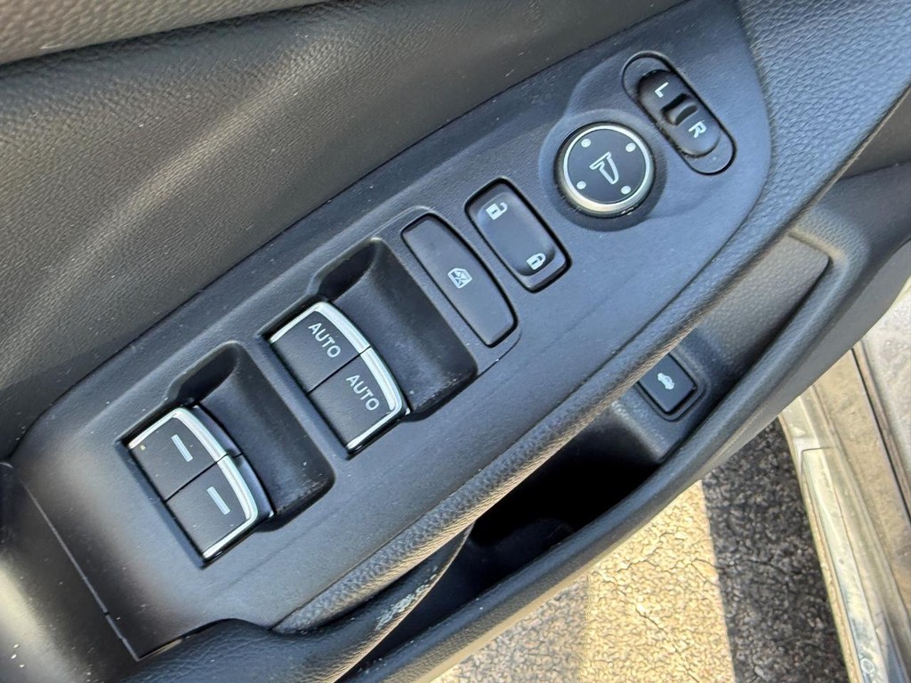 Honda Accord Sedan Vehicle Full-screen Gallery Image 15