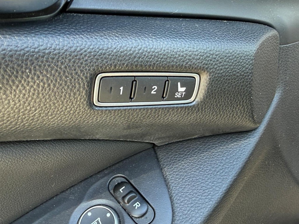 Honda Accord Sedan Vehicle Full-screen Gallery Image 16