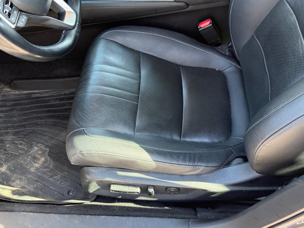 Honda Accord Sedan Vehicle Full-screen Gallery Image 17