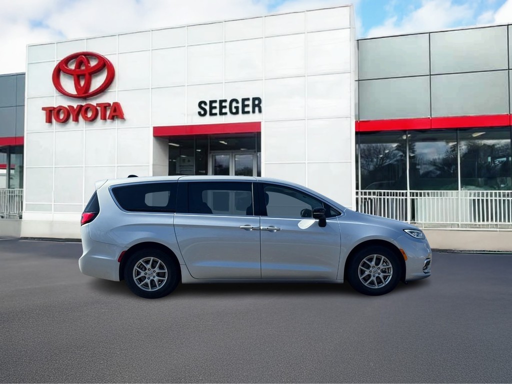 Chrysler Pacifica Vehicle Full-screen Gallery Image 02