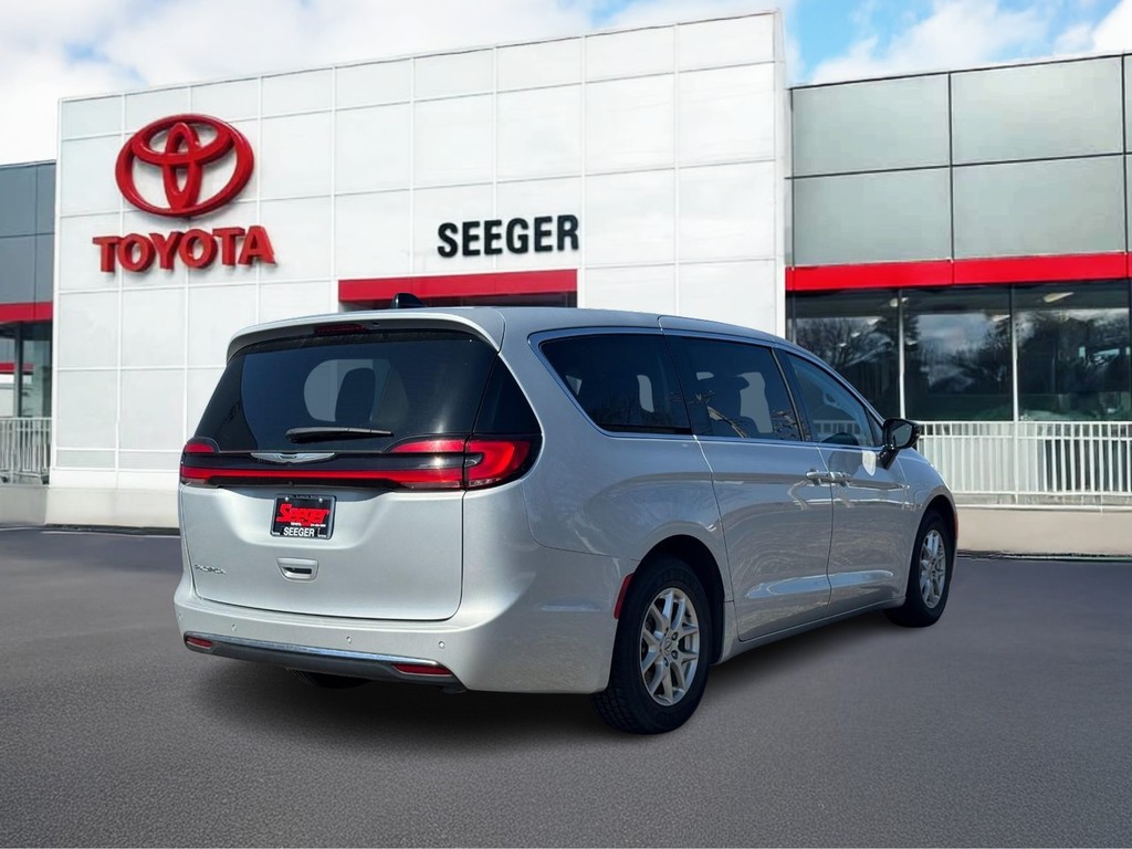 Chrysler Pacifica Vehicle Full-screen Gallery Image 03