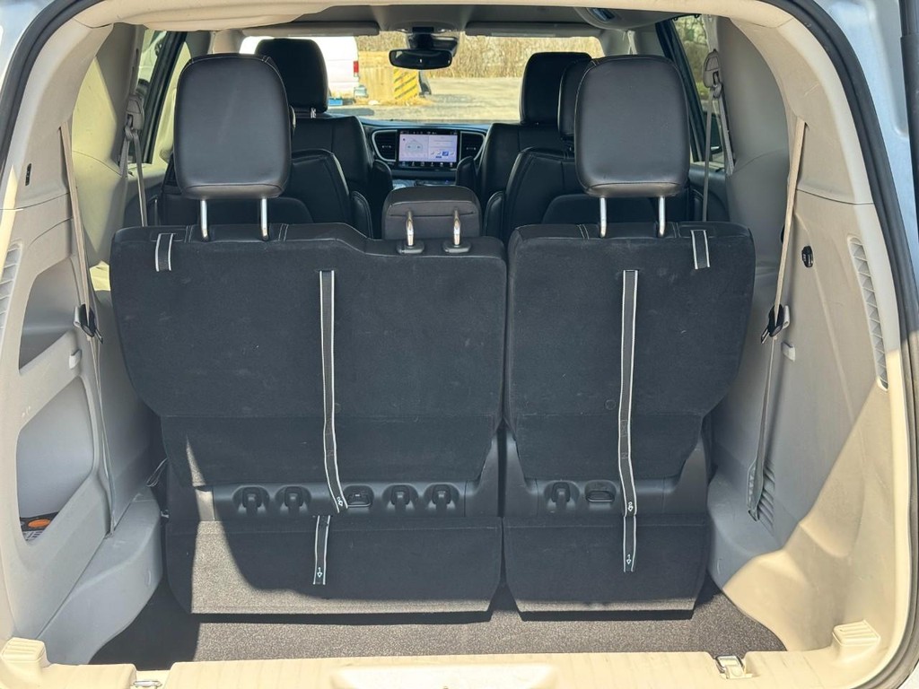Chrysler Pacifica Vehicle Full-screen Gallery Image 04