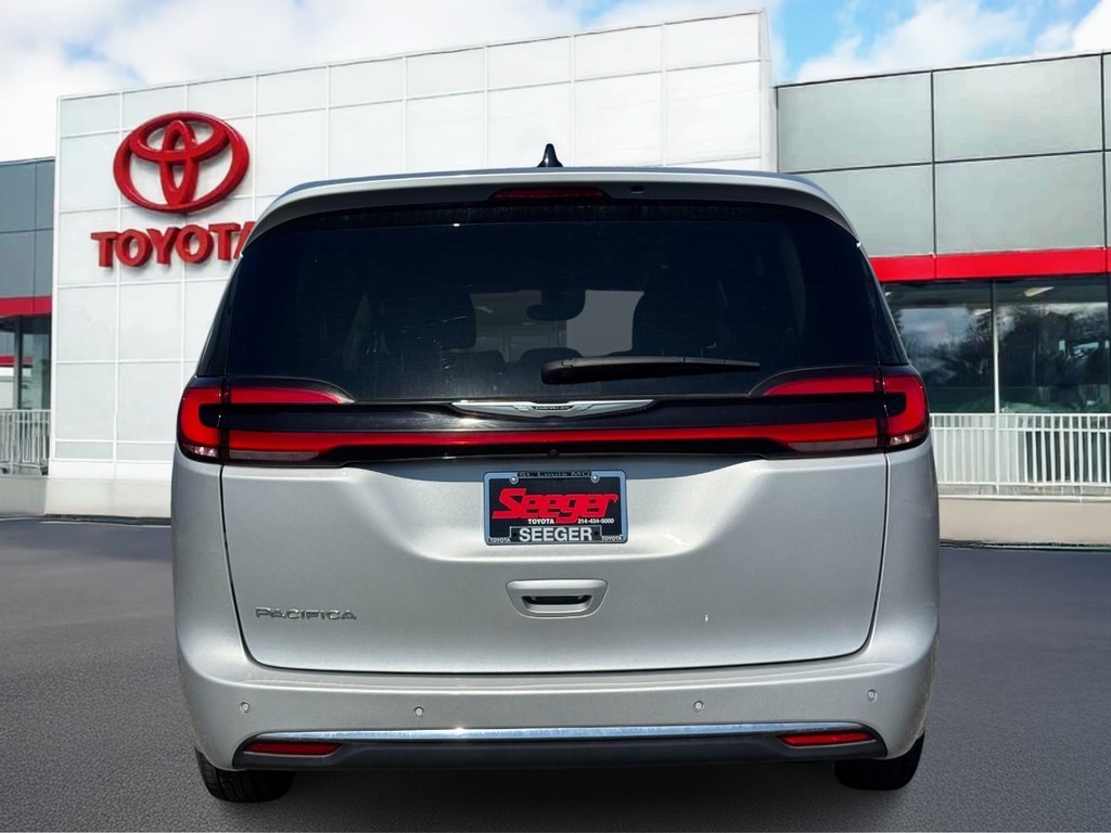 Chrysler Pacifica Vehicle Full-screen Gallery Image 05
