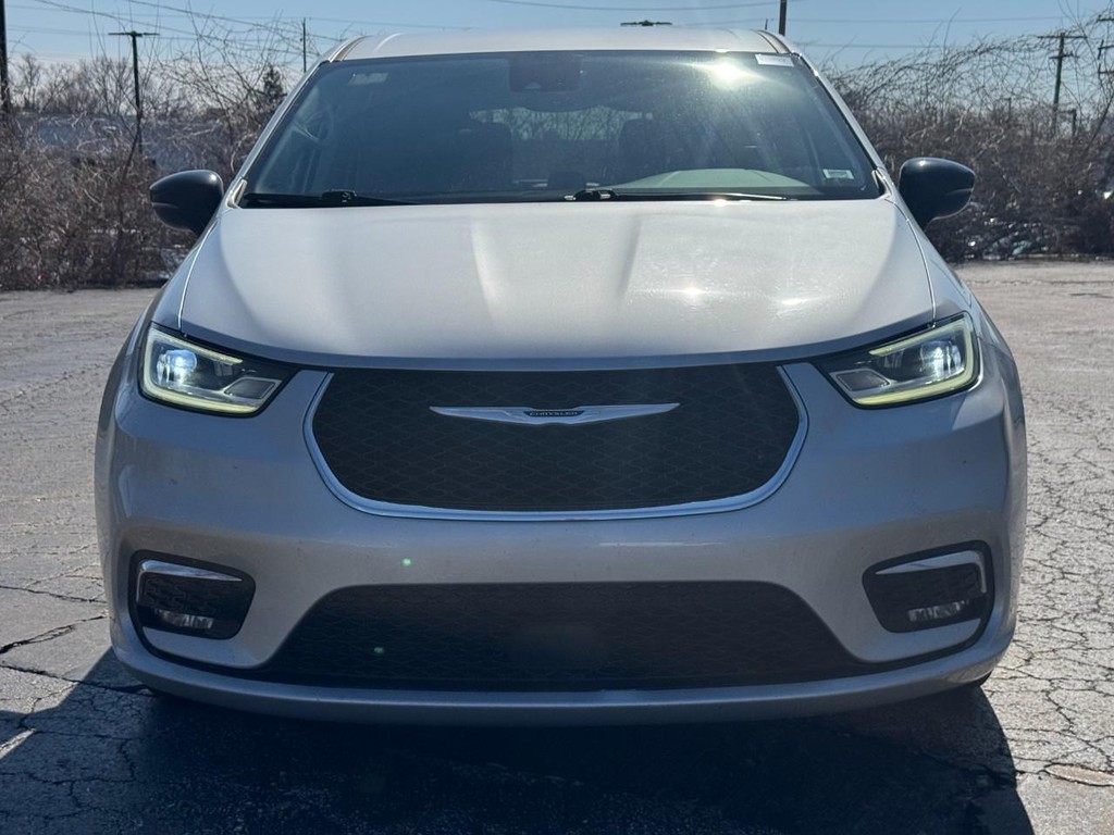 Chrysler Pacifica Vehicle Full-screen Gallery Image 09