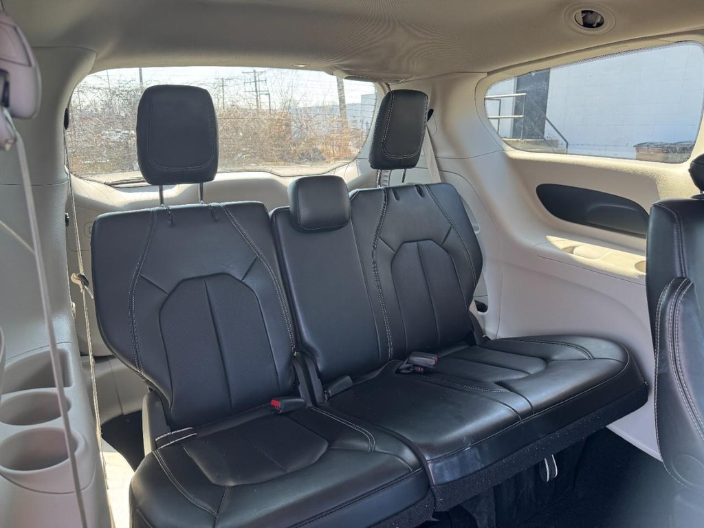 Chrysler Pacifica Vehicle Full-screen Gallery Image 10