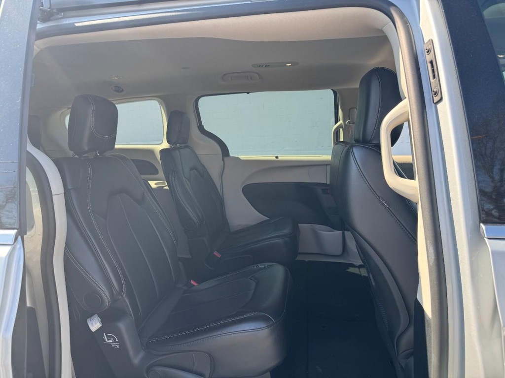 Chrysler Pacifica Vehicle Full-screen Gallery Image 11