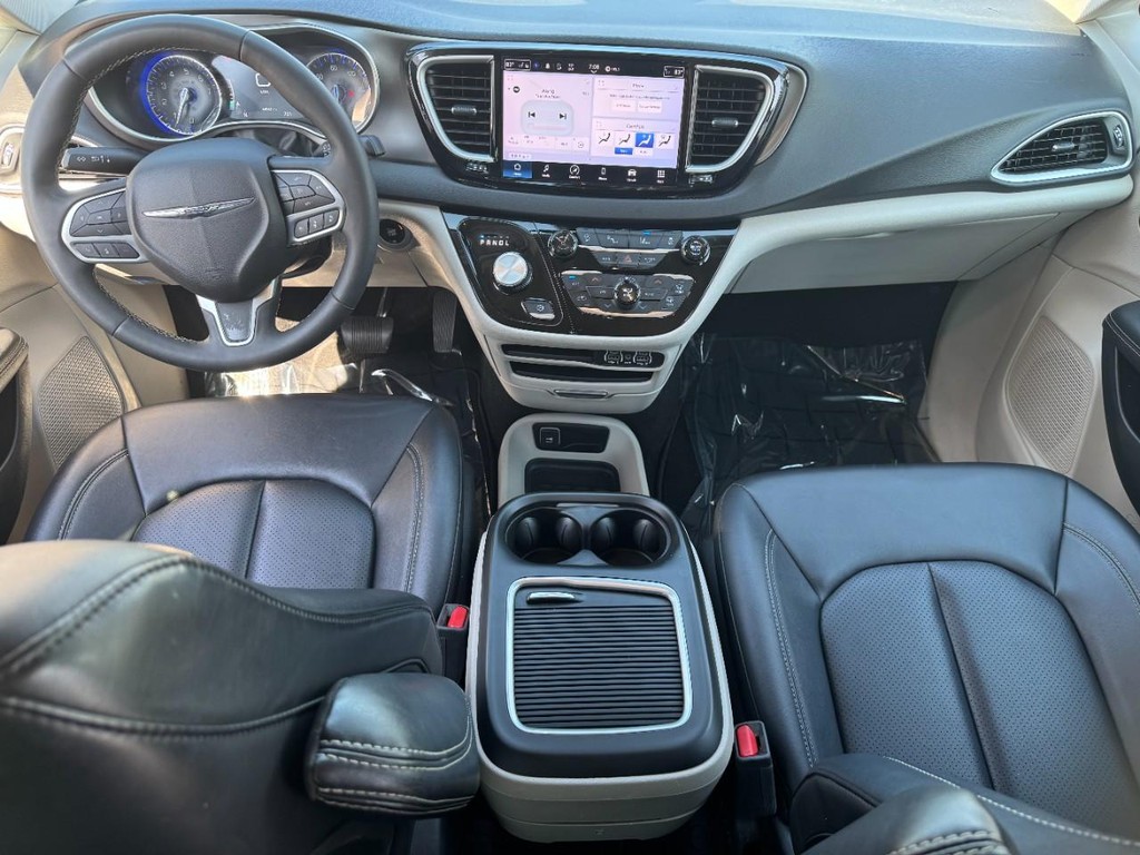 Chrysler Pacifica Vehicle Full-screen Gallery Image 12