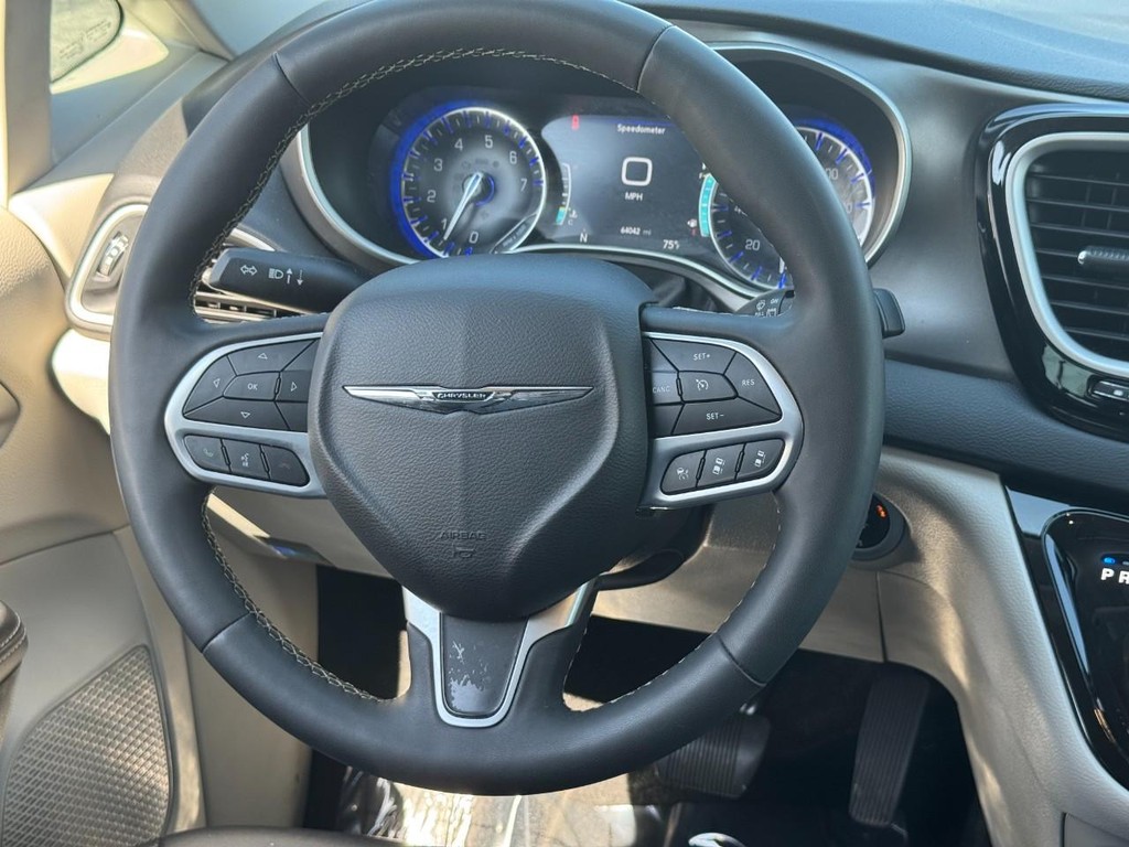 Chrysler Pacifica Vehicle Full-screen Gallery Image 13